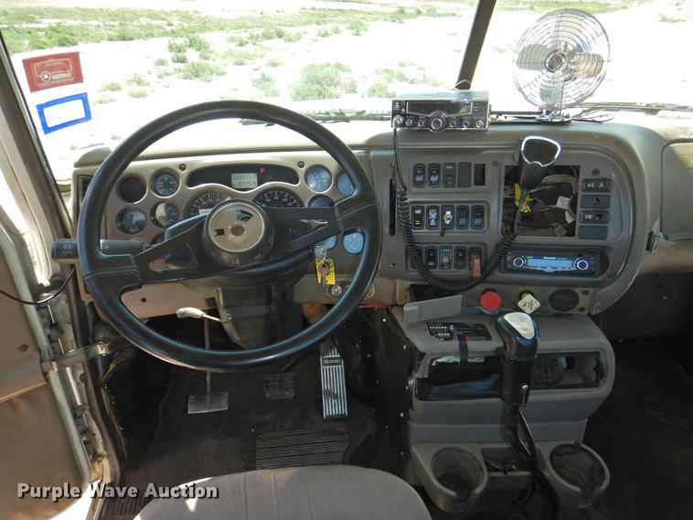 image for item GN9928 2001 Mack CH613  semi truck