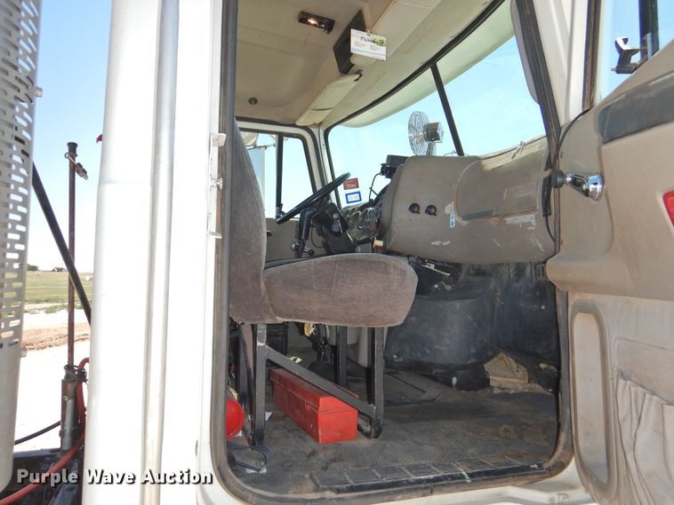 image for item GN9928 2001 Mack CH613  semi truck