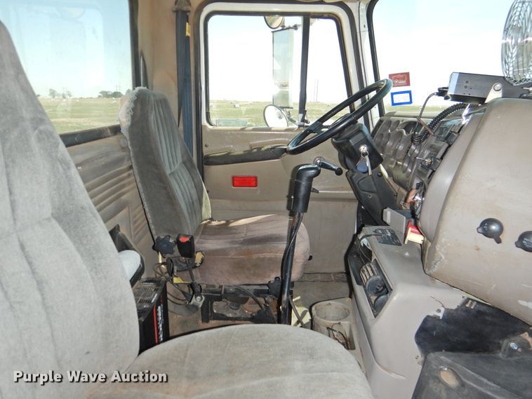 image for item GN9928 2001 Mack CH613  semi truck