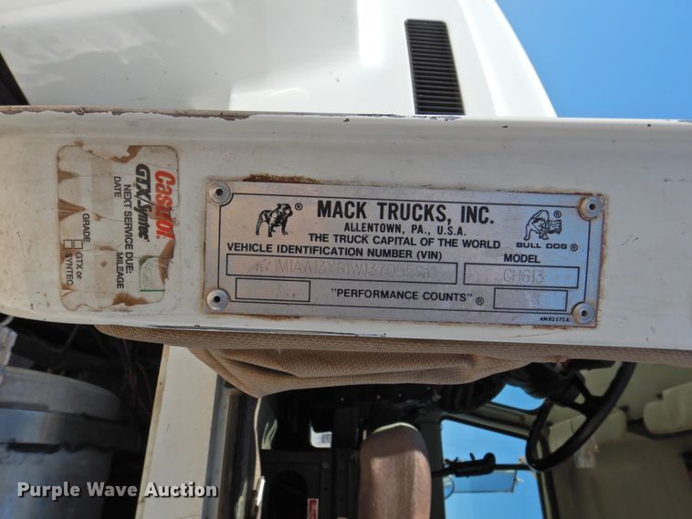 image for item GN9928 2001 Mack CH613  semi truck