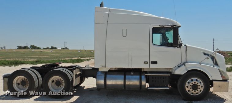 image for item GN9929 2009 Volvo VN  semi truck