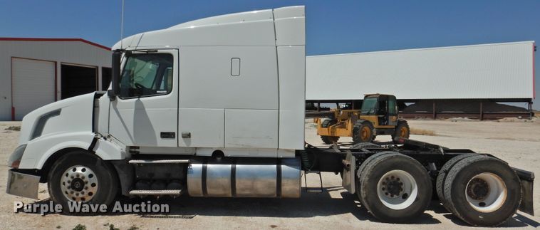 image for item GN9929 2009 Volvo VN  semi truck