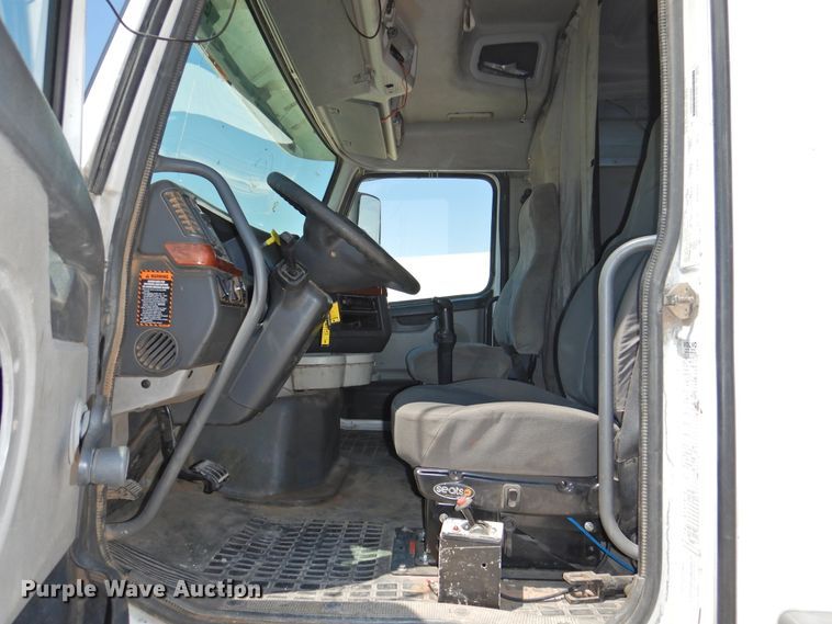 image for item GN9929 2009 Volvo VN  semi truck