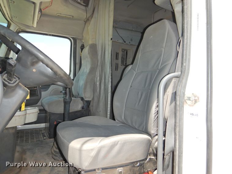 image for item GN9929 2009 Volvo VN  semi truck