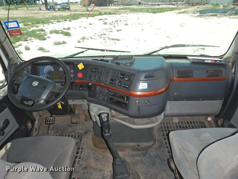 image for item GN9929 2009 Volvo VN  semi truck