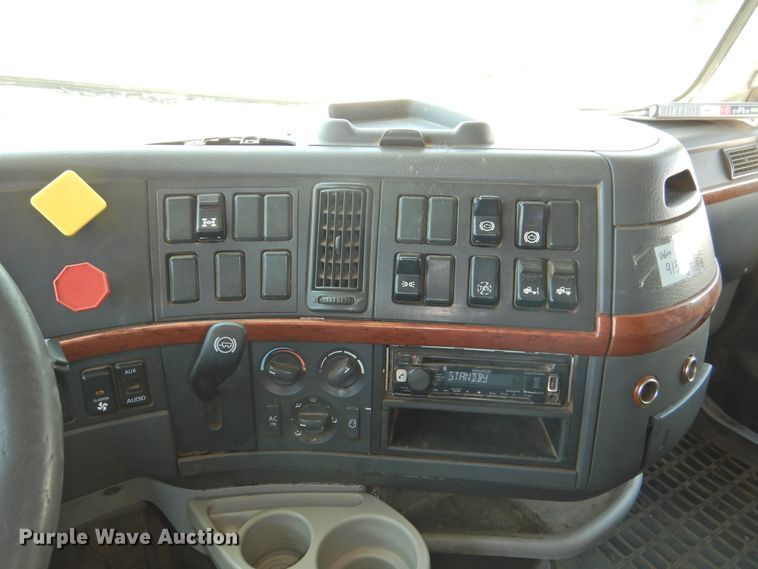 image for item GN9929 2009 Volvo VN  semi truck