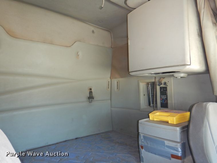 image for item GN9929 2009 Volvo VN  semi truck