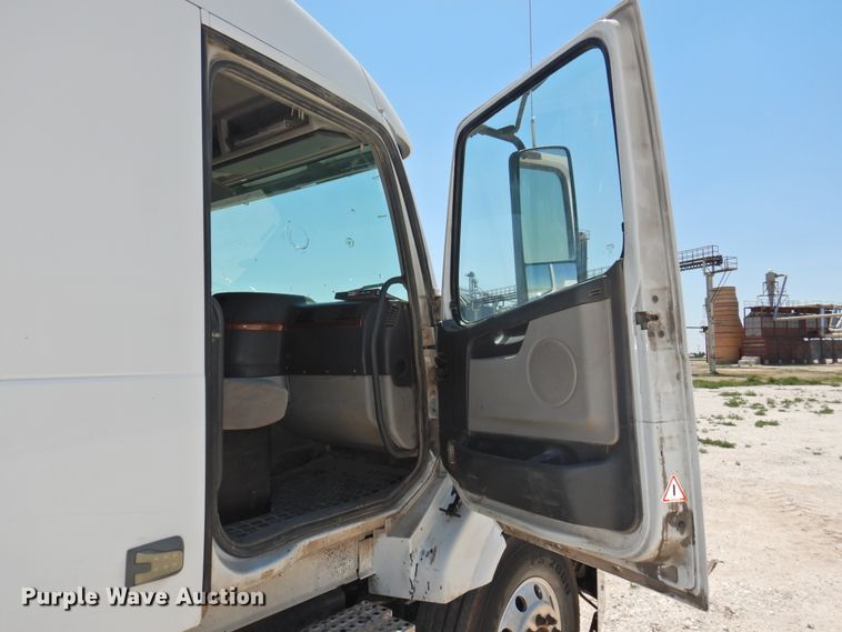 image for item GN9929 2009 Volvo VN  semi truck