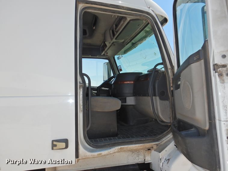 image for item GN9929 2009 Volvo VN  semi truck