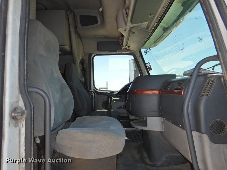 image for item GN9929 2009 Volvo VN  semi truck