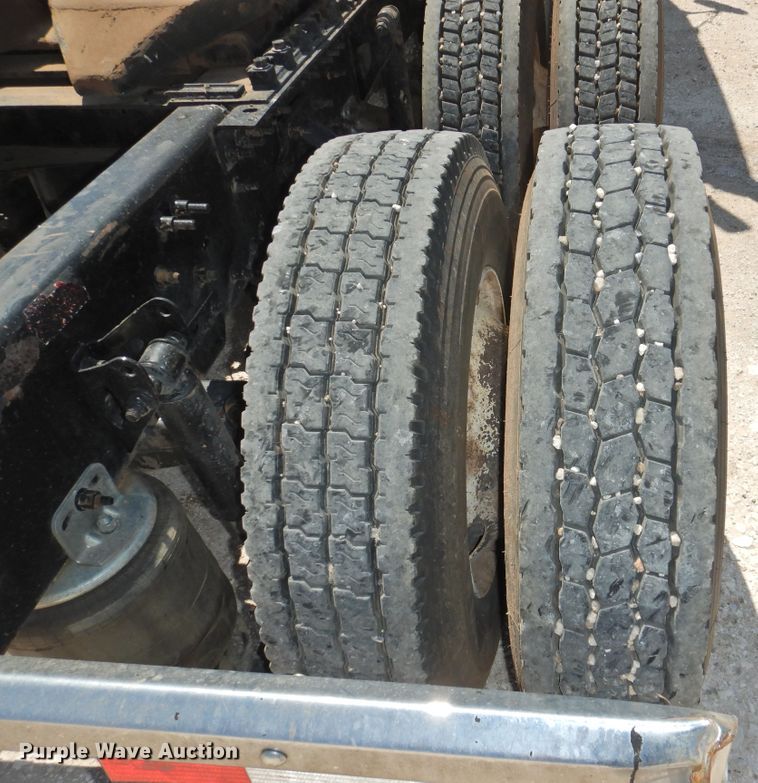 image for item GN9929 2009 Volvo VN  semi truck