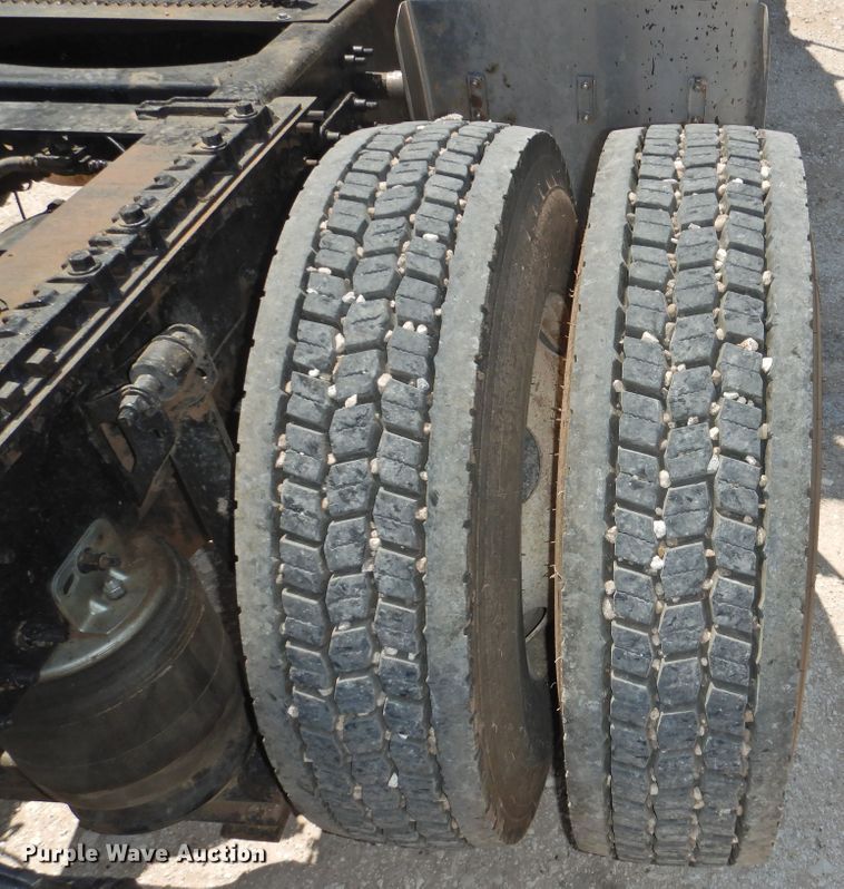 image for item GN9929 2009 Volvo VN  semi truck