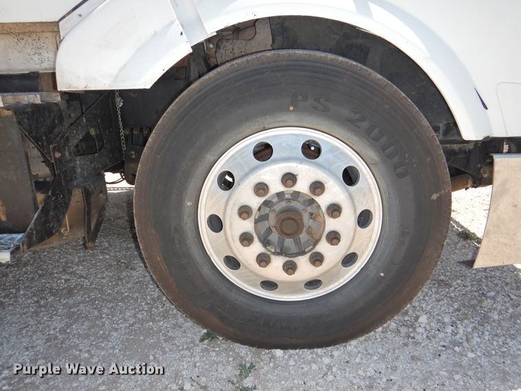 image for item GN9929 2009 Volvo VN  semi truck