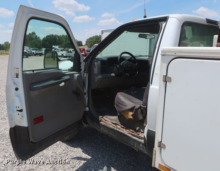 image for item GS9970 2000 Ford F450 Super Duty  bucket truck