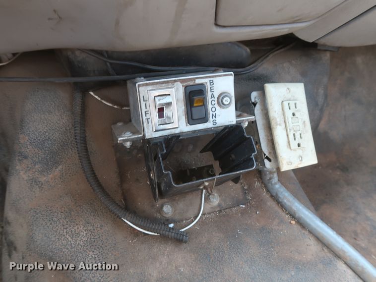 image for item GS9970 2000 Ford F450 Super Duty  bucket truck