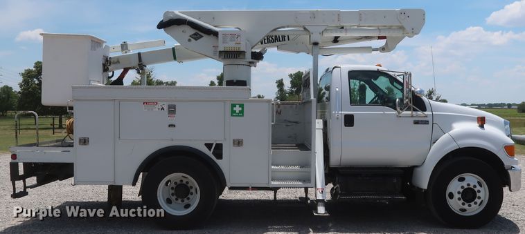 image for item GS9973 2011 Ford F650 Super Duty XL  bucket truck