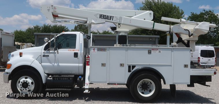 image for item GS9973 2011 Ford F650 Super Duty XL  bucket truck