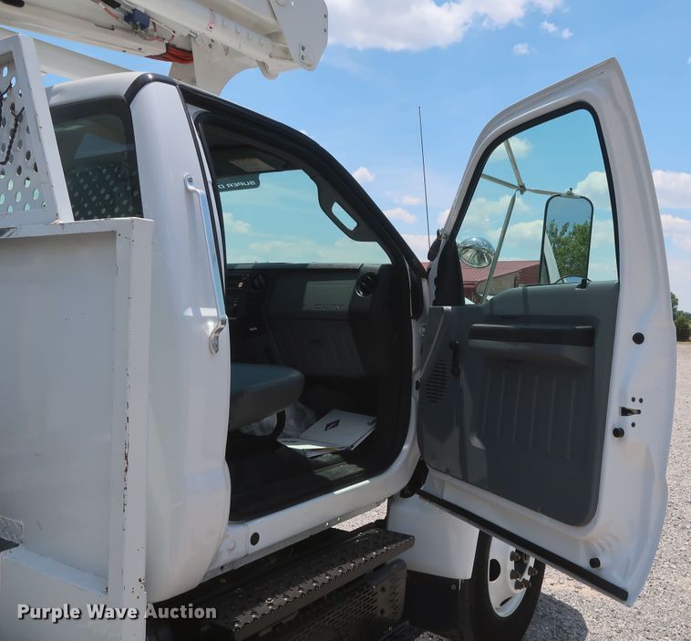image for item GS9973 2011 Ford F650 Super Duty XL  bucket truck
