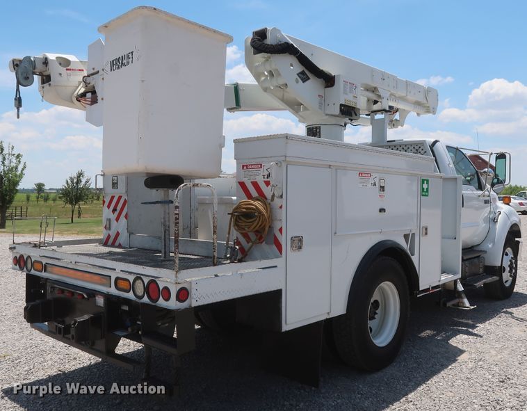 image for item GS9973 2011 Ford F650 Super Duty XL  bucket truck