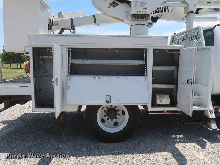 image for item GS9973 2011 Ford F650 Super Duty XL  bucket truck