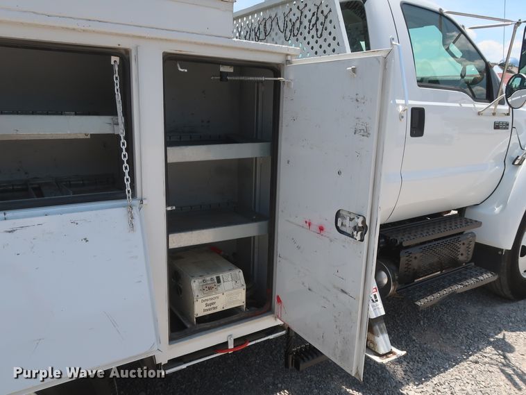 image for item GS9973 2011 Ford F650 Super Duty XL  bucket truck