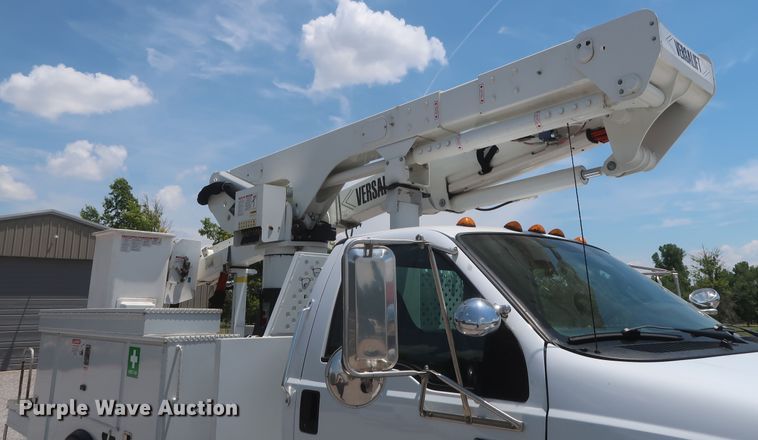 image for item GS9973 2011 Ford F650 Super Duty XL  bucket truck