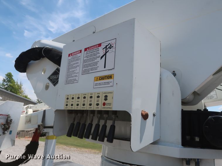 image for item GS9973 2011 Ford F650 Super Duty XL  bucket truck