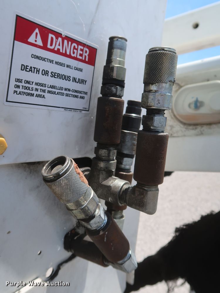 image for item GS9973 2011 Ford F650 Super Duty XL  bucket truck