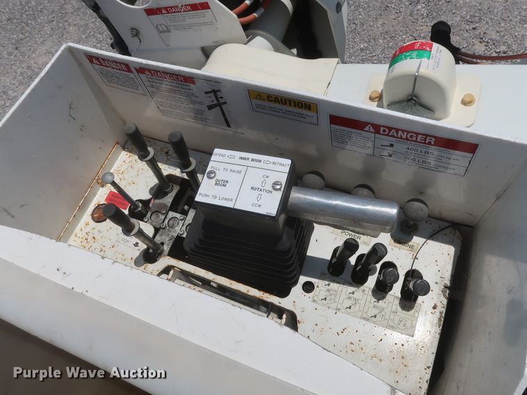 image for item GS9973 2011 Ford F650 Super Duty XL  bucket truck