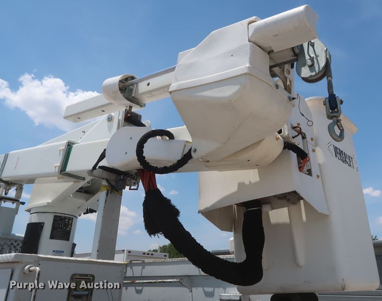 image for item GS9973 2011 Ford F650 Super Duty XL  bucket truck