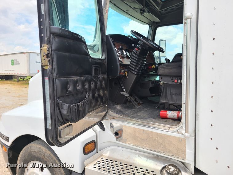 image for item GT9083 2004 Kenworth T600  semi truck