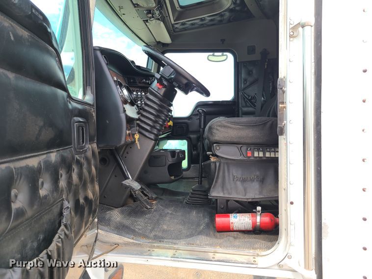 image for item GT9083 2004 Kenworth T600  semi truck