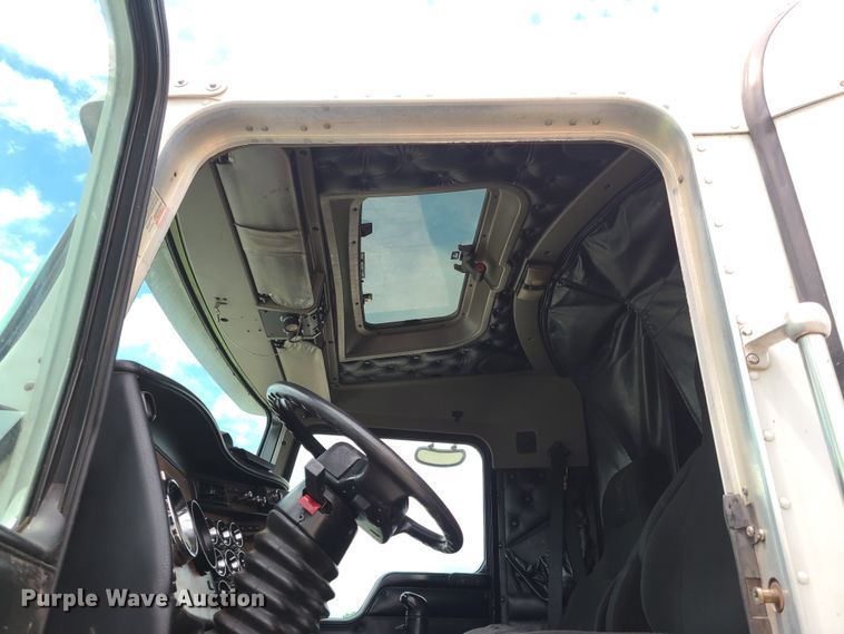 image for item GT9083 2004 Kenworth T600  semi truck