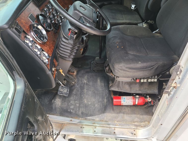 image for item GT9083 2004 Kenworth T600  semi truck