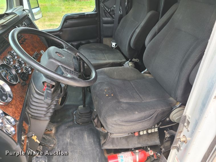 image for item GT9083 2004 Kenworth T600  semi truck