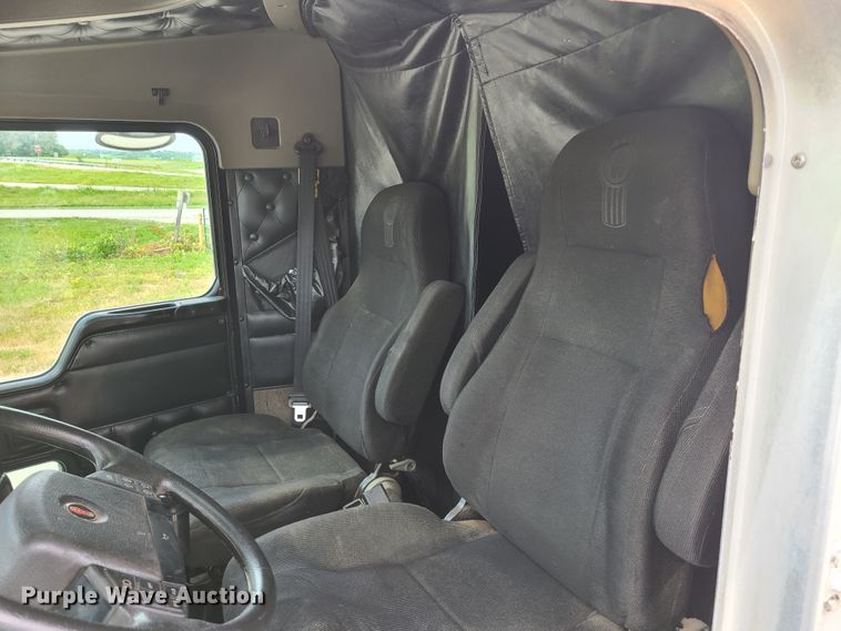 image for item GT9083 2004 Kenworth T600  semi truck