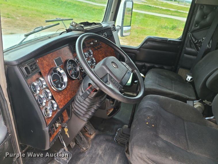 image for item GT9083 2004 Kenworth T600  semi truck