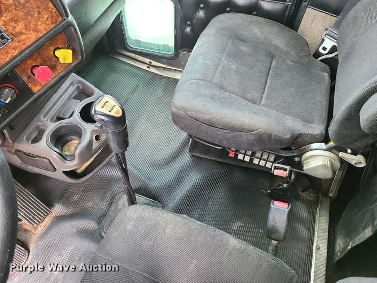 image for item GT9083 2004 Kenworth T600  semi truck