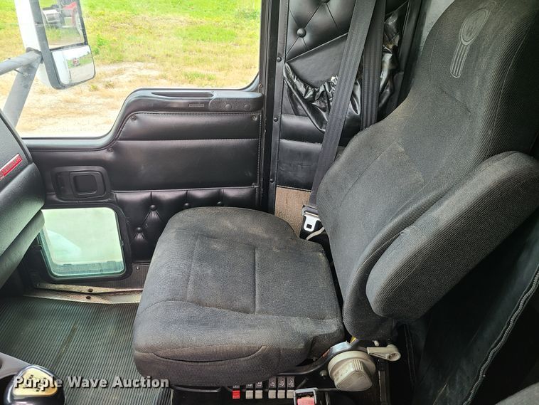 image for item GT9083 2004 Kenworth T600  semi truck