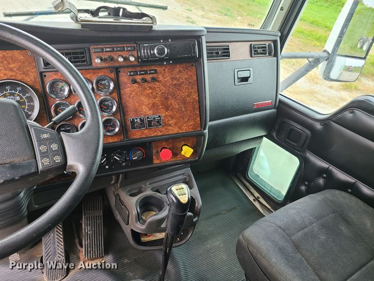 image for item GT9083 2004 Kenworth T600  semi truck