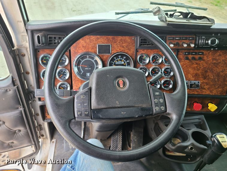 image for item GT9083 2004 Kenworth T600  semi truck