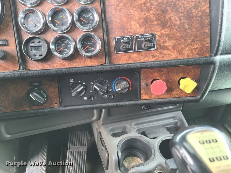 image for item GT9083 2004 Kenworth T600  semi truck