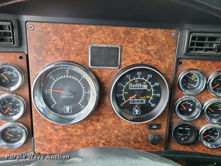 image for item GT9083 2004 Kenworth T600  semi truck