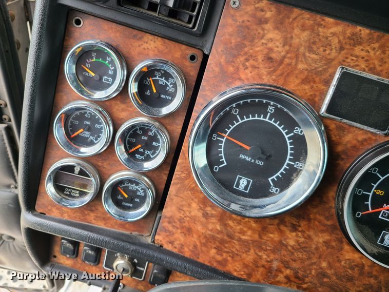 image for item GT9083 2004 Kenworth T600  semi truck