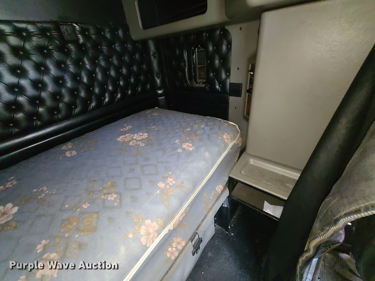 image for item GT9083 2004 Kenworth T600  semi truck