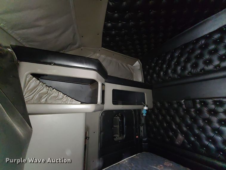 image for item GT9083 2004 Kenworth T600  semi truck