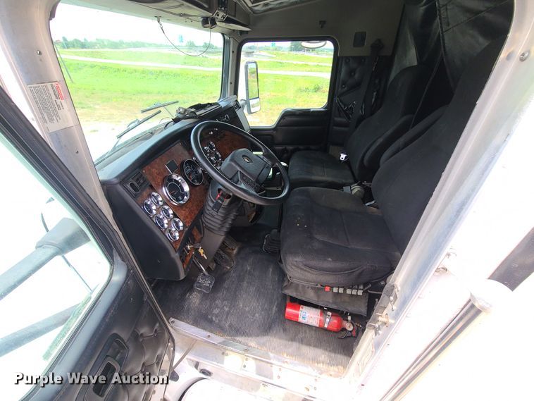 image for item GT9083 2004 Kenworth T600  semi truck