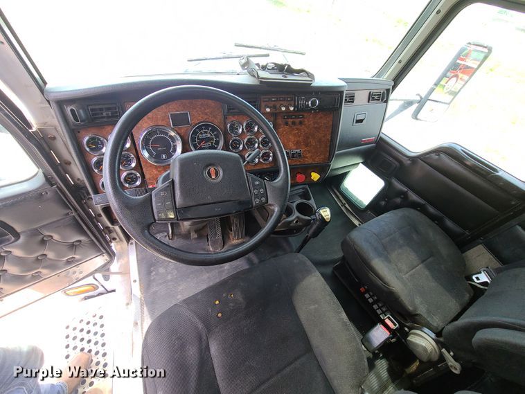 image for item GT9083 2004 Kenworth T600  semi truck