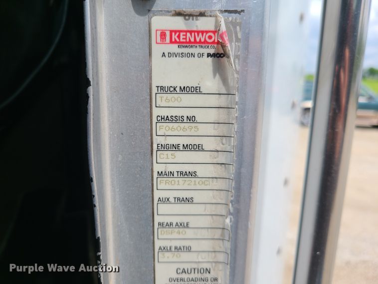 image for item GT9083 2004 Kenworth T600  semi truck