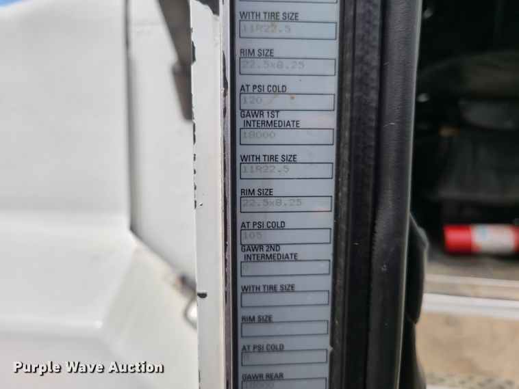 image for item GT9083 2004 Kenworth T600  semi truck